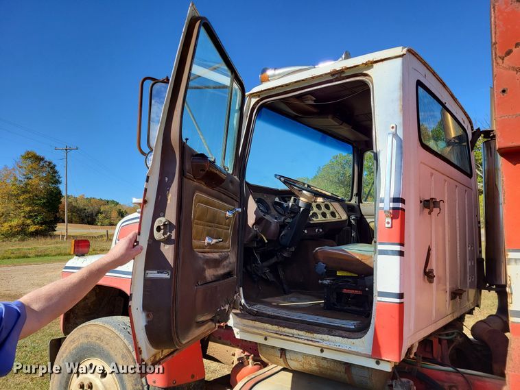 image for item DR0158 1977 Ford 9000  dump truck