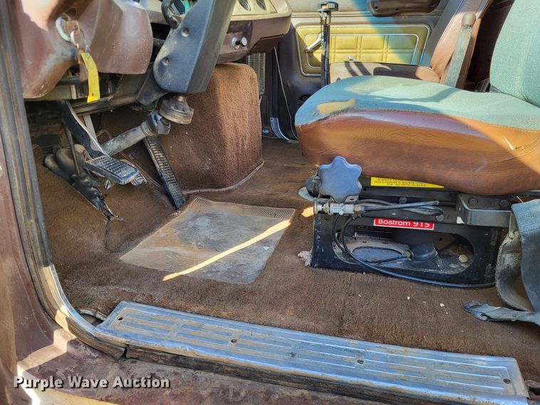 image for item DR0158 1977 Ford 9000  dump truck