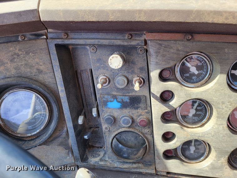 image for item DR0158 1977 Ford 9000  dump truck