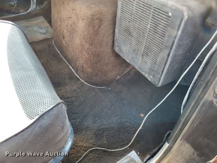 image for item DR0158 1977 Ford 9000  dump truck