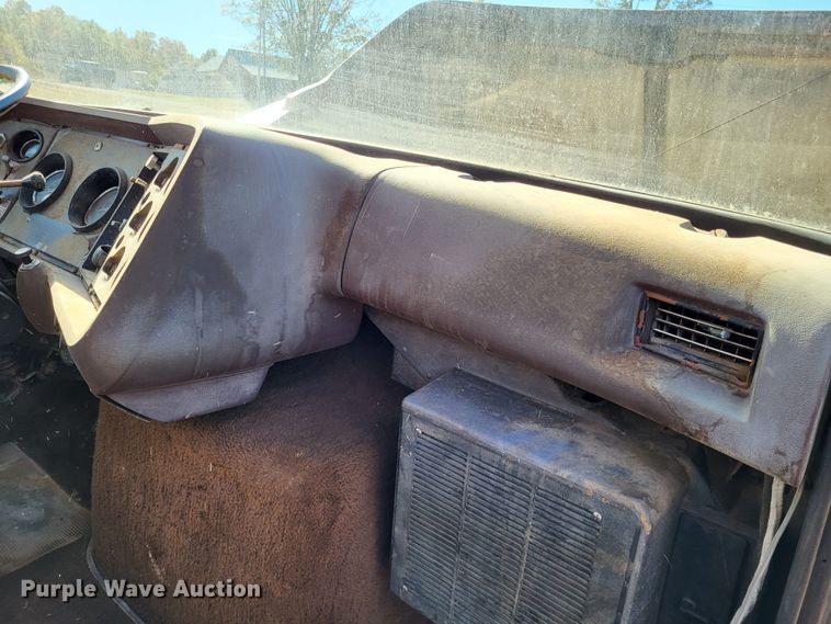 image for item DR0158 1977 Ford 9000  dump truck