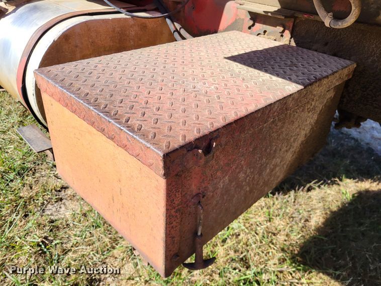 image for item DR0158 1977 Ford 9000  dump truck