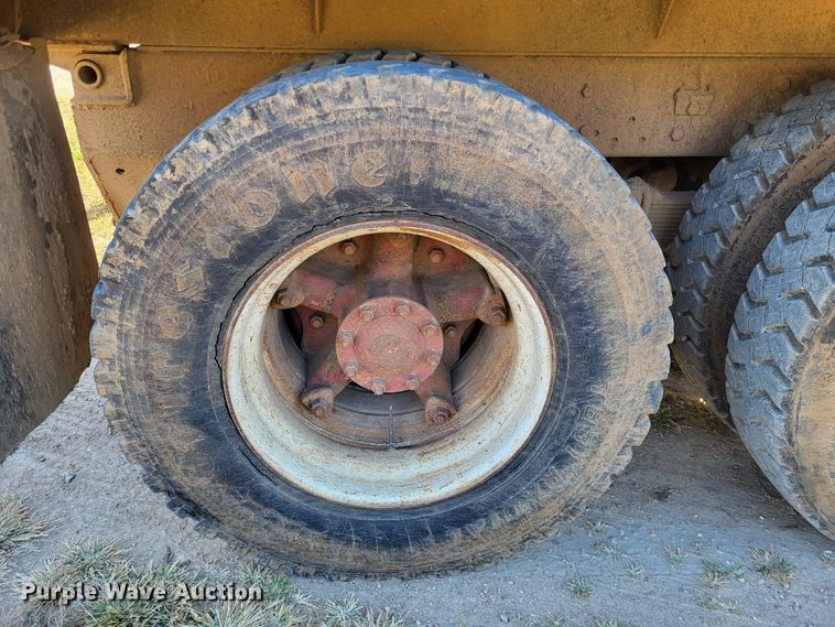 image for item DR0158 1977 Ford 9000  dump truck