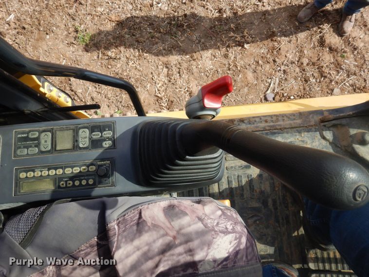 image for item DR0573 2006 Komatsu PC200LC-7  excavator