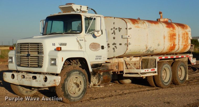 image for item DR2072 1991 Ford L8000  water truck