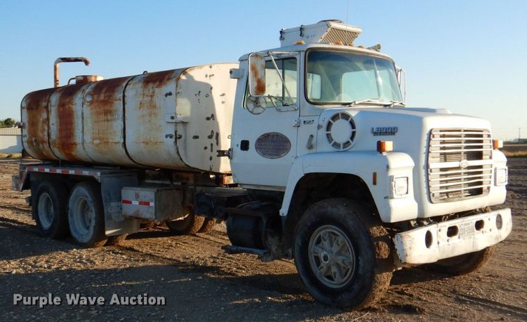 image for item DR2072 1991 Ford L8000  water truck