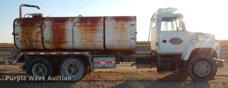 image for item DR2072 1991 Ford L8000  water truck
