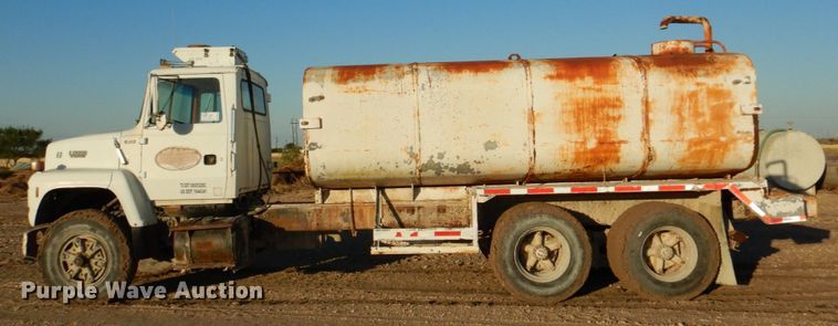 image for item DR2072 1991 Ford L8000  water truck