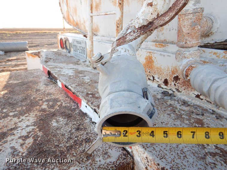 image for item DR2072 1991 Ford L8000  water truck