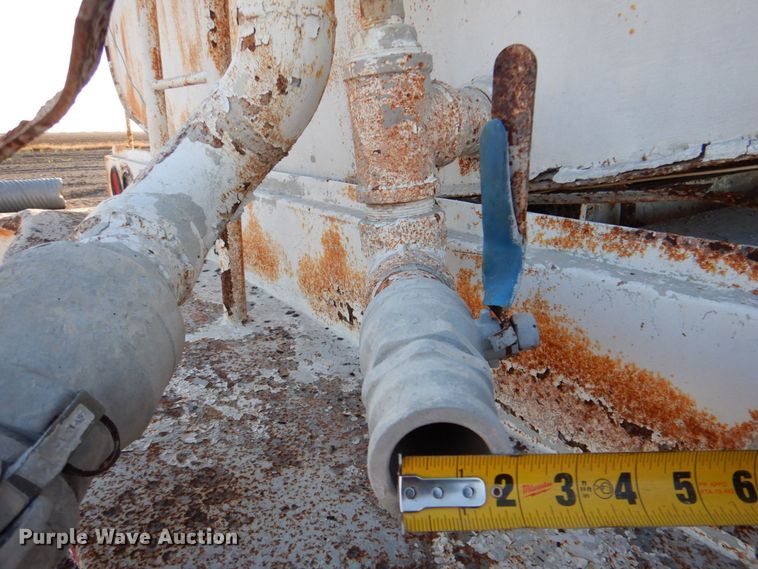 image for item DR2072 1991 Ford L8000  water truck