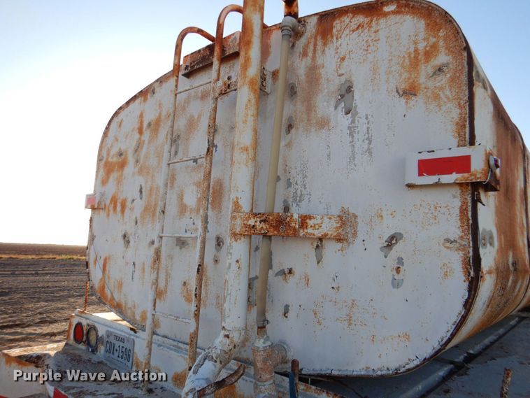 image for item DR2072 1991 Ford L8000  water truck