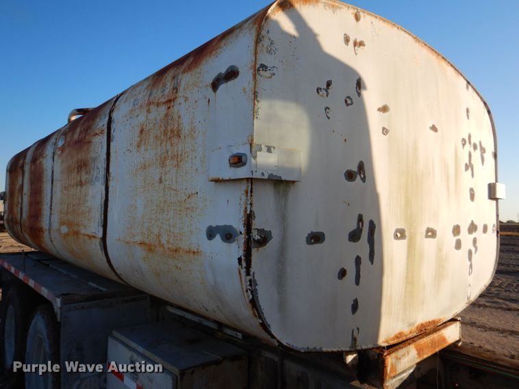 image for item DR2072 1991 Ford L8000  water truck