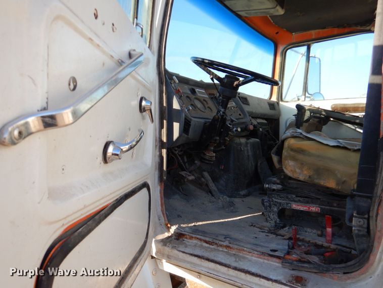 image for item DR2072 1991 Ford L8000  water truck