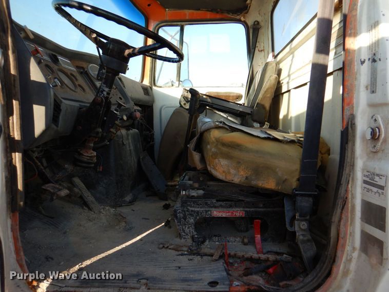 image for item DR2072 1991 Ford L8000  water truck