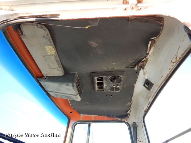 image for item DR2072 1991 Ford L8000  water truck