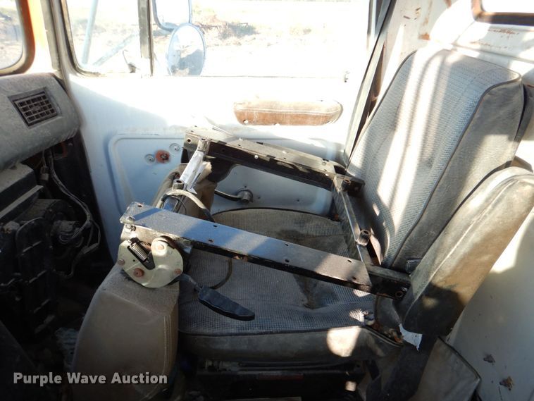 image for item DR2072 1991 Ford L8000  water truck