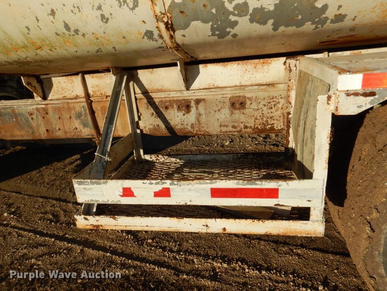 image for item DR2072 1991 Ford L8000  water truck