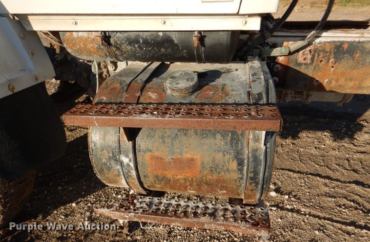 image for item DR2072 1991 Ford L8000  water truck