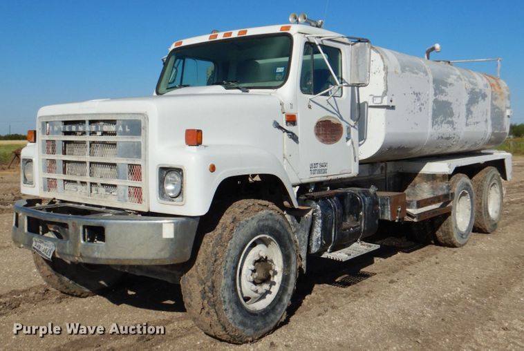 image for item DR2076 2000 International 2574  water truck