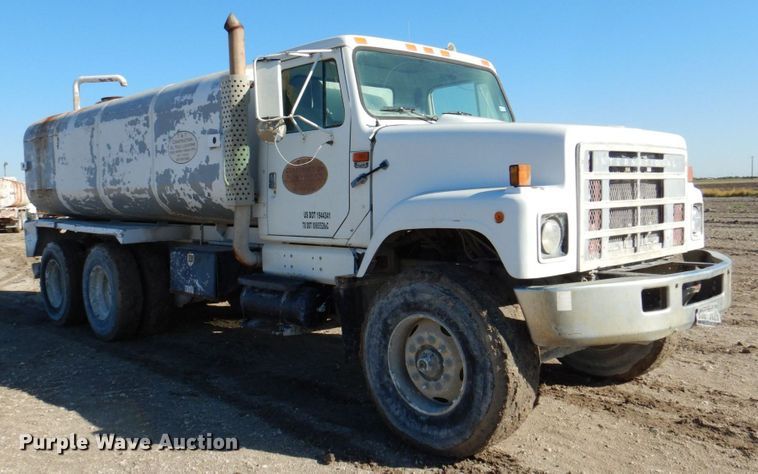 image for item DR2076 2000 International 2574  water truck