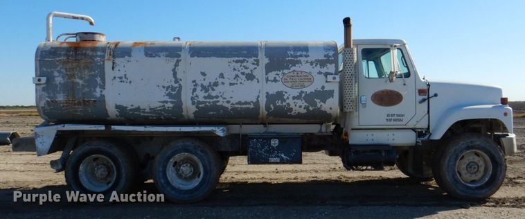 image for item DR2076 2000 International 2574  water truck