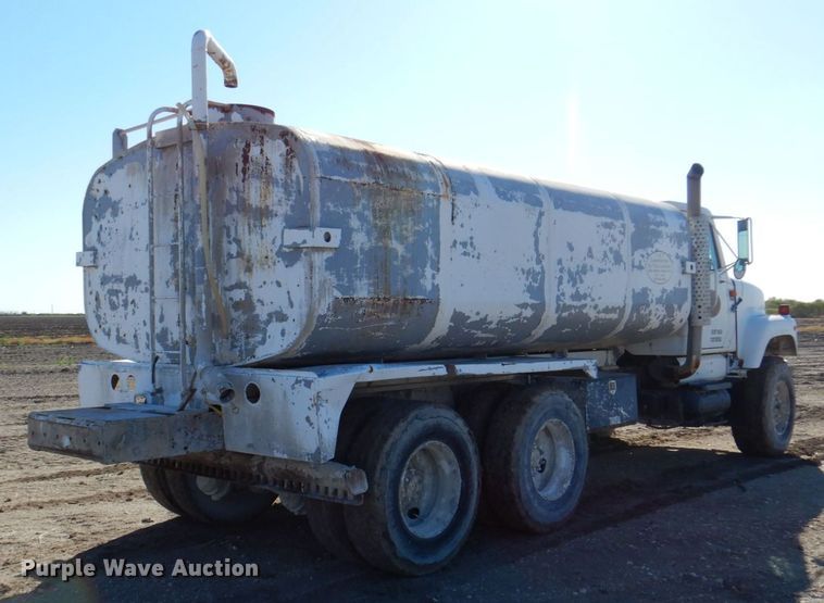 image for item DR2076 2000 International 2574  water truck
