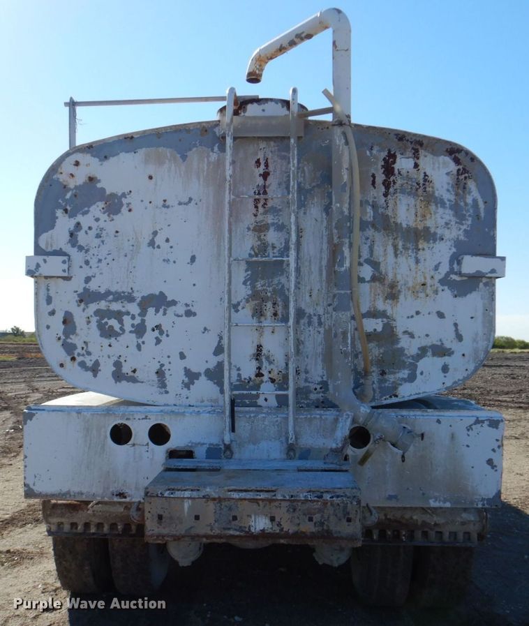 image for item DR2076 2000 International 2574  water truck