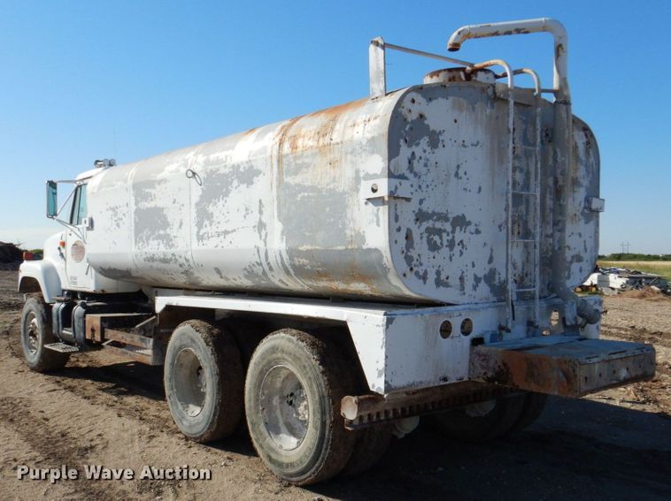 image for item DR2076 2000 International 2574  water truck