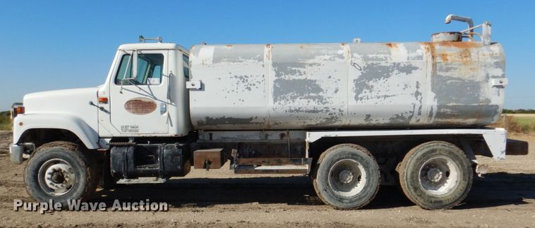 image for item DR2076 2000 International 2574  water truck