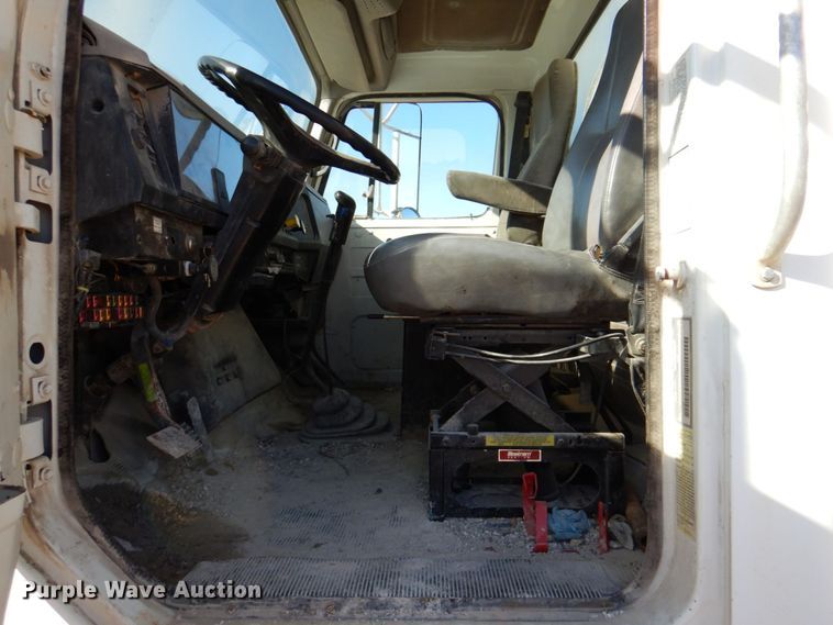 image for item DR2076 2000 International 2574  water truck