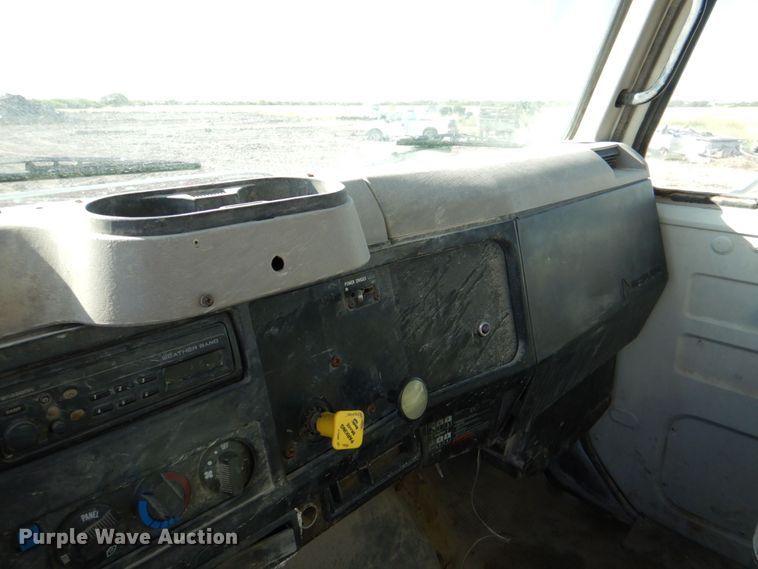 image for item DR2076 2000 International 2574  water truck