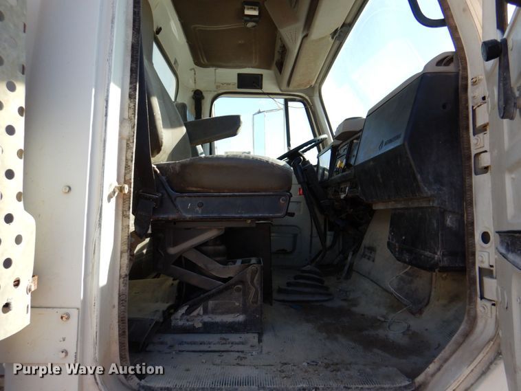 image for item DR2076 2000 International 2574  water truck