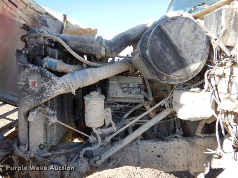 image for item DR2076 2000 International 2574  water truck