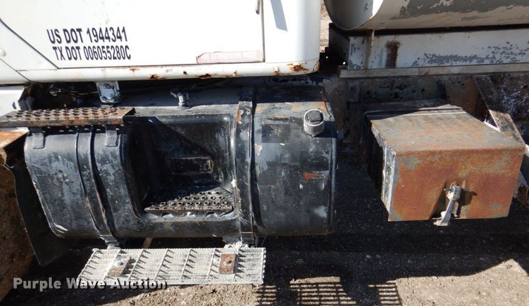 image for item DR2076 2000 International 2574  water truck