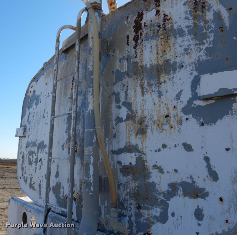 image for item DR2076 2000 International 2574  water truck