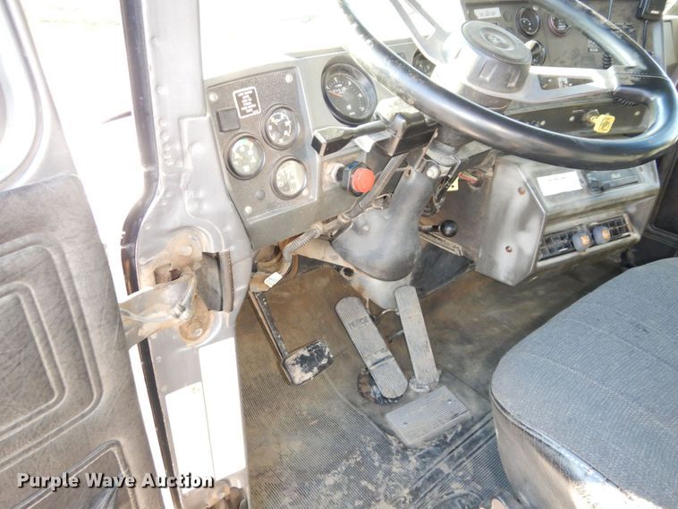 image for item DS1456 1997 Mack RD688S  dump truck