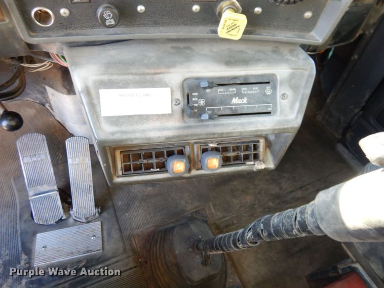 image for item DS1456 1997 Mack RD688S  dump truck