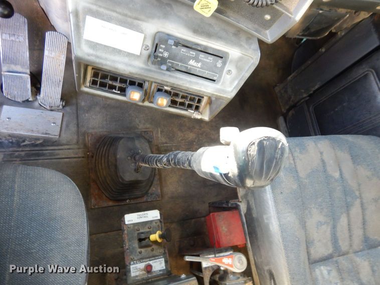 image for item DS1456 1997 Mack RD688S  dump truck