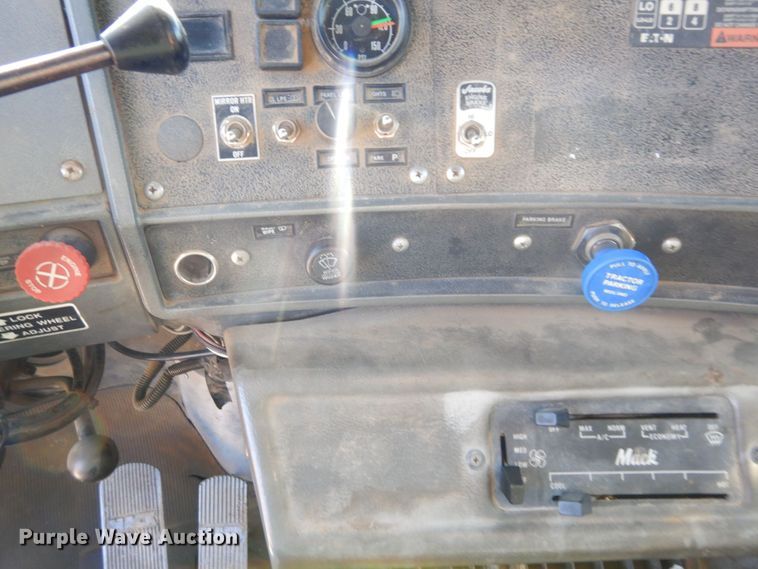 image for item DS1457 1997 Mack RD688S  dump truck