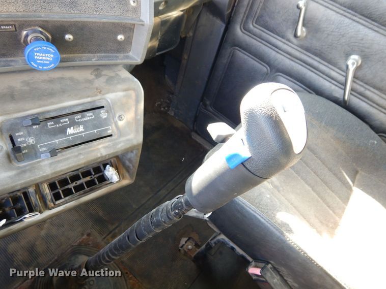 image for item DS1457 1997 Mack RD688S  dump truck