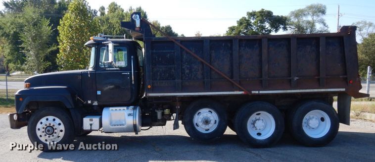 image for item DS1458 1997 Mack RD688S  dump truck