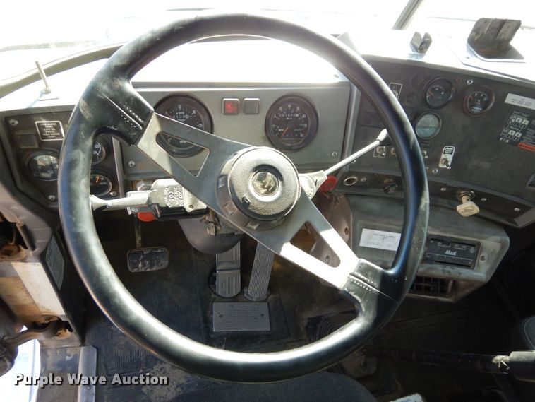 image for item DS1458 1997 Mack RD688S  dump truck