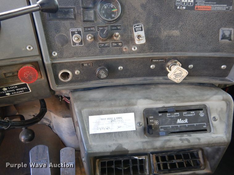 image for item DS1458 1997 Mack RD688S  dump truck