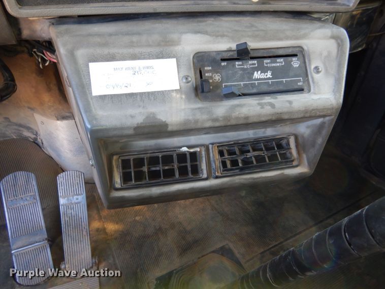 image for item DS1458 1997 Mack RD688S  dump truck