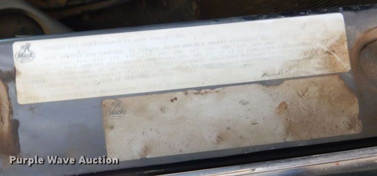 image for item DS1458 1997 Mack RD688S  dump truck