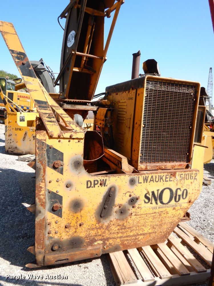 image for item DS8220 Klauer SnoGo MP3D  snow blower