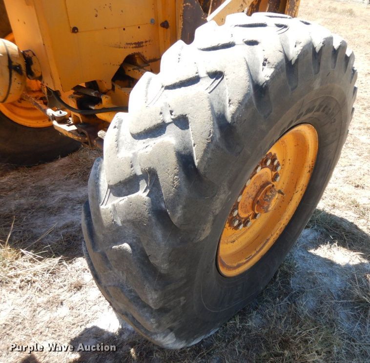 image for item HF9389 1988 John Deere 770BH  motor grader