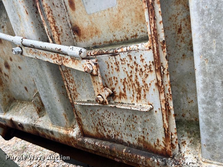 image for item HX9943 1985 Ford F600  dump truck