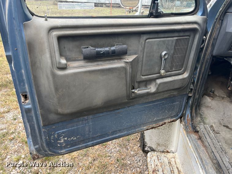 image for item HX9943 1985 Ford F600  dump truck