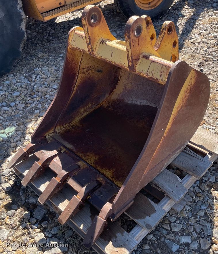Woods backhoe bucket in Topeka, KS Item JD9228 sold Purple Wave